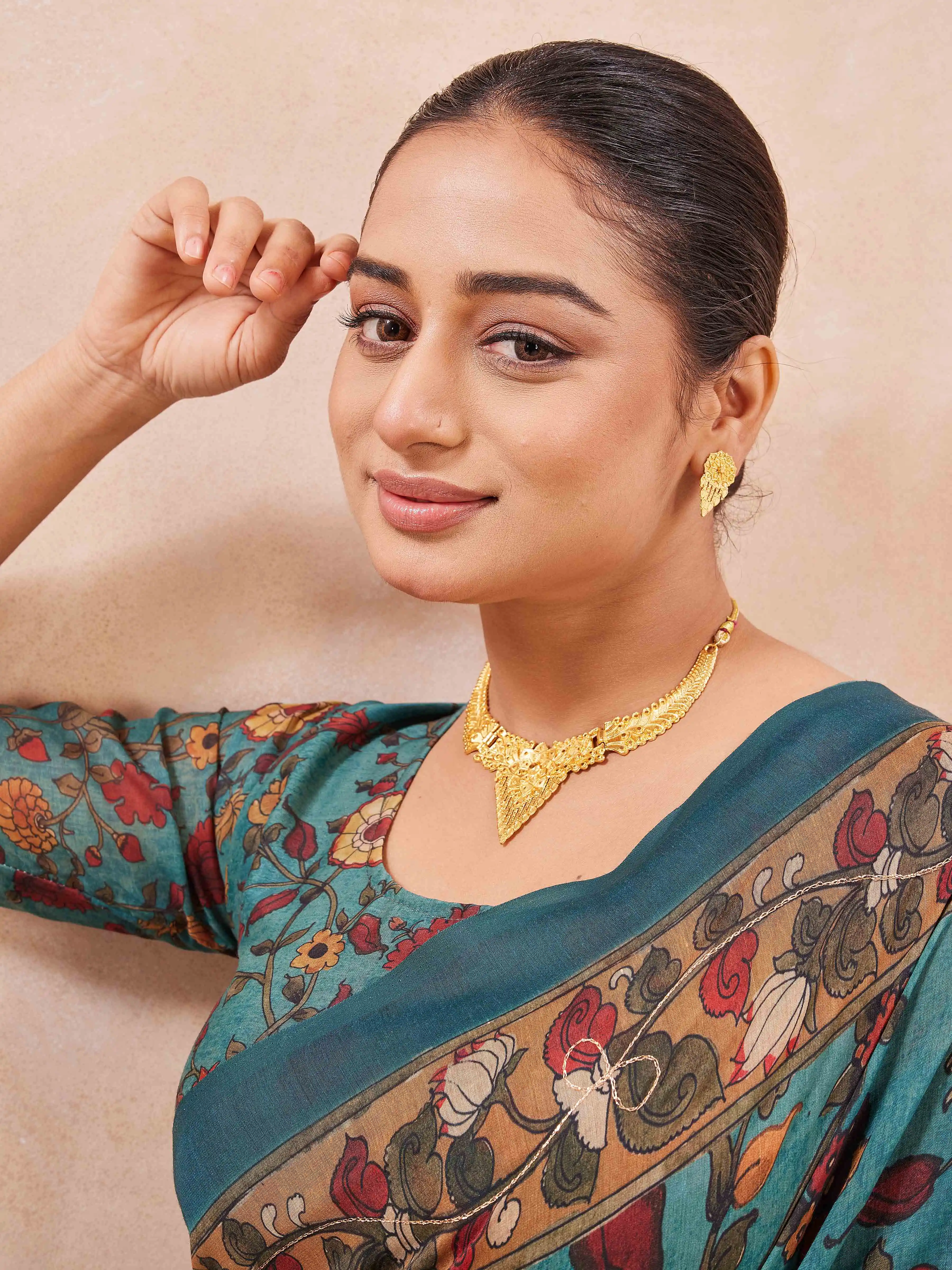 Traditional Gold-Plated Necklace Set with Earrings.png